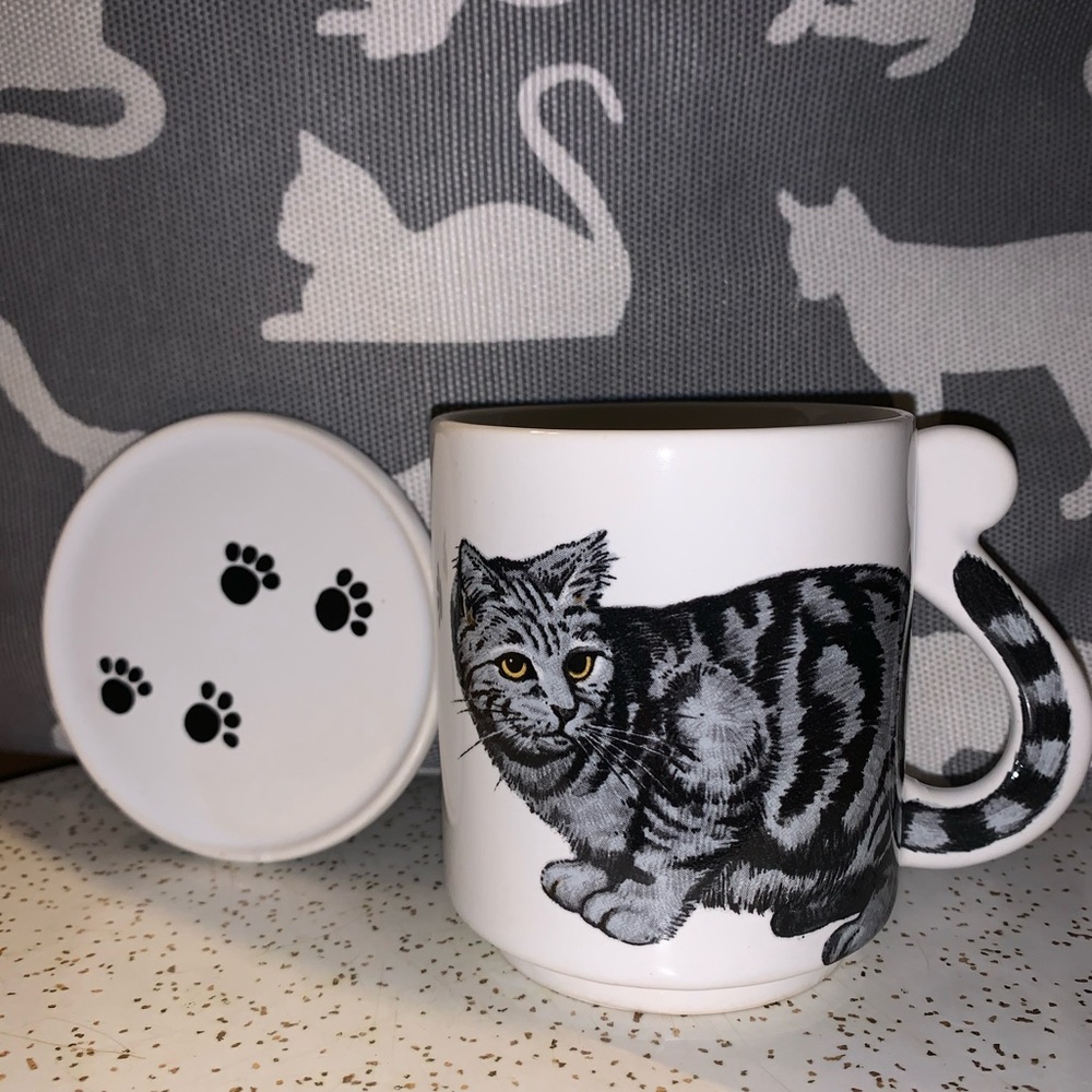 ⭐️Tabby Cat Coffee Tea Cup w/Tail Handle, Pawprints on Lid Ceramic Japan Vintage